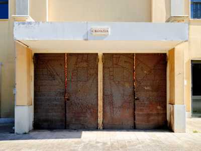 La porta successiva, intitolata alla Croazia, era la pi� preziosa di tutte perch� decorata in lamiera navale dorata